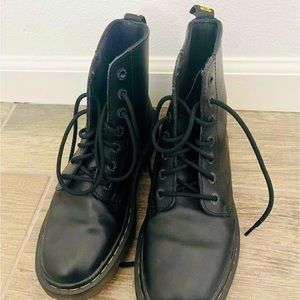 NEW DOC MARTENS LUANA BLACK LEATHER COMBAT BOOTS IN SIZE 7. No box!
